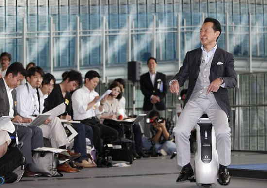 東京新興科學(xué)和創(chuàng)新國(guó)家博物館館長(zhǎng)，曾做過(guò)宇航員的毛利衛(wèi)試駕本田的最新個(gè)人移動(dòng)工具Uni-Cub