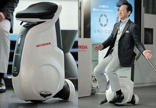 Uni-Cub的外形好似一個(gè)飄浮的汽車(chē)座椅，無(wú)需手扶，駕駛者只需身體前傾便可驅(qū)使獨(dú)輪車(chē)前行，通過(guò)左右移動(dòng)身體控制轉(zhuǎn)向。右側(cè)照片中，新興科學(xué)和創(chuàng)新國(guó)家博物館館長(zhǎng)毛利衛(wèi)體驗(yàn)這款電動(dòng)獨(dú)輪車(chē)