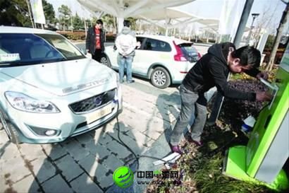 充電后試駕體驗新能源車