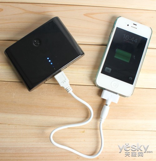 12000mAh移動電源也只能給1340 mAh電池充電2到3次，同樣容量虛標。