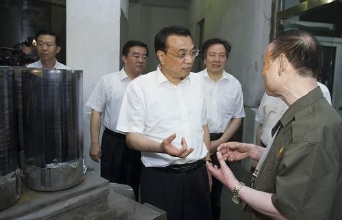  這是6月7日，李克強(qiáng)在邢臺考察光伏企業(yè)。新華社記者 黃敬文 攝