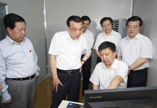     這是6月7日，李克強(qiáng)在邯鄲環(huán)境監(jiān)測站聽取工作人員介紹情況。新華社記者 黃敬文 攝