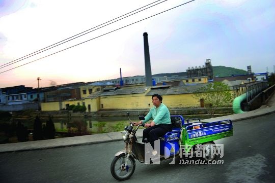 如今韋東英在路上仍會留意是否有工廠偷排污，但已不寫日記了，“寫有什么用？” 南都記者 孫俊彬 攝