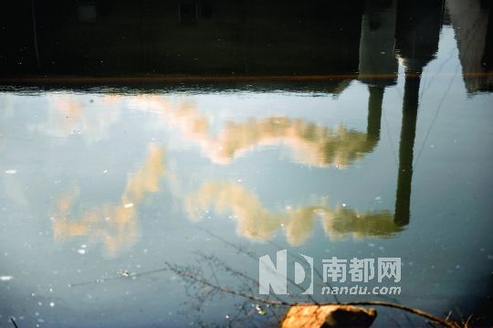 2013年4月15日，南陽化工園江城橋附近，衛浴廠的兩根煙囪正在冒煙。 南都記者 孫俊彬 攝