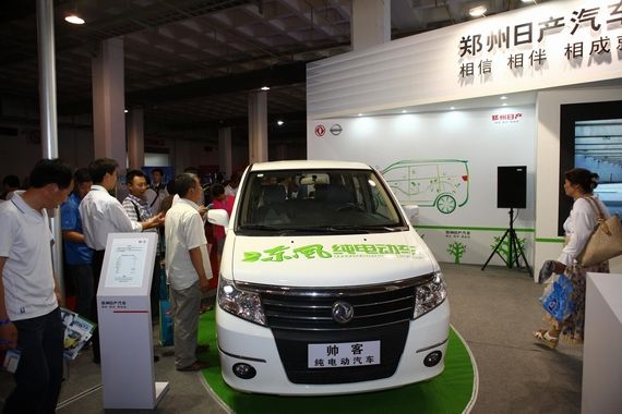 鄭州日產(chǎn)展臺前人頭攢動