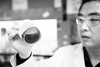 ?王超觀察裝盛在器皿中具有自我修復能力的高分子材料。