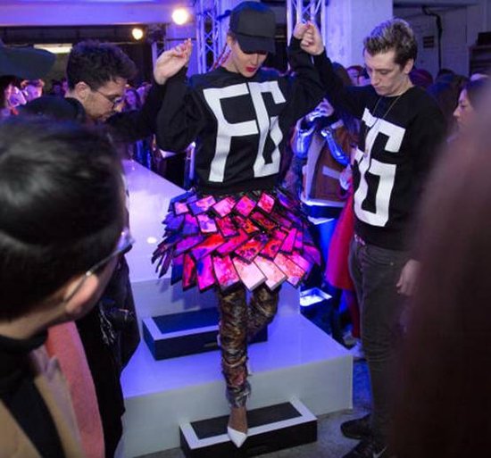 諾基亞推出智能裙子 由80部Lumia手機組成