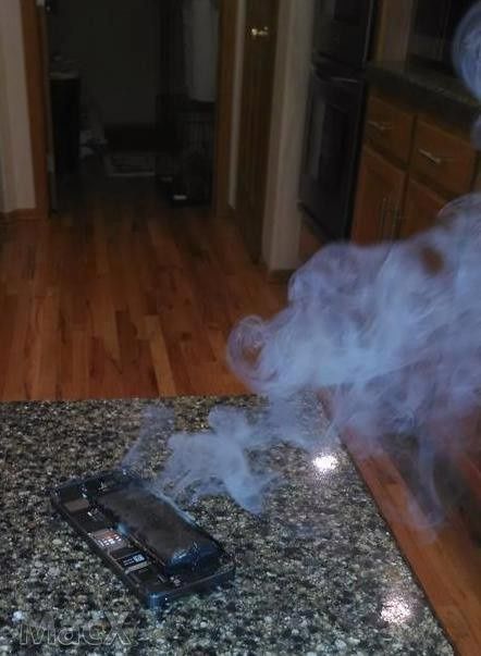 蘋(píng)果：iPhone5s電池冒煙爆炸是誰(shuí)惹得禍？