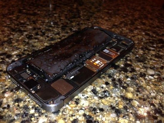蘋(píng)果：iPhone5s電池冒煙爆炸是誰(shuí)惹得禍？
