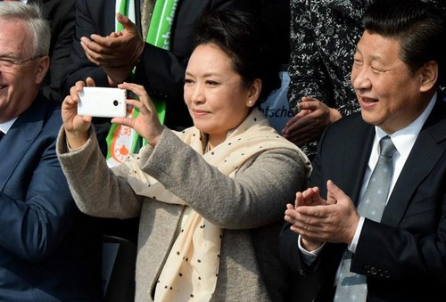 彭麗媛秀手機(jī) 使用的是中興努比亞z5mini