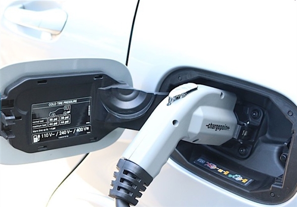 特斯拉技術(shù)助力奔馳首款民用級電動車