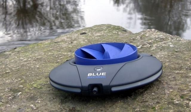 這個移動電源沒電時只需要放在水里沖一沖