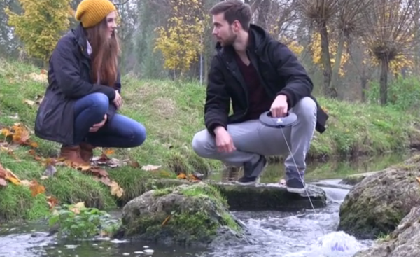 這個移動電源沒電時只需要放在水里沖一沖