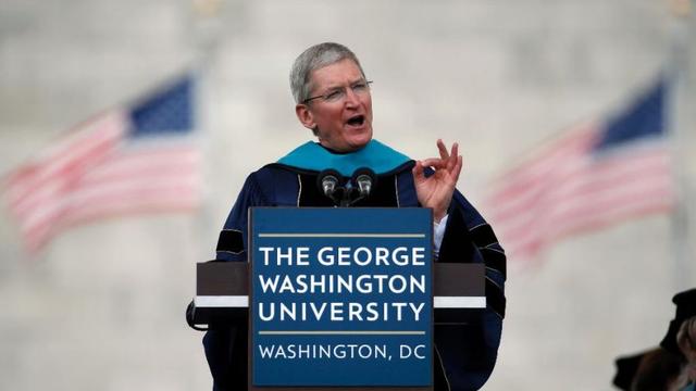 庫克畢業(yè)典禮演講：喬布斯讓我學(xué)會質(zhì)疑一切