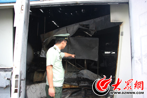 成武縣消防大隊工作人員向記者介紹相關情況