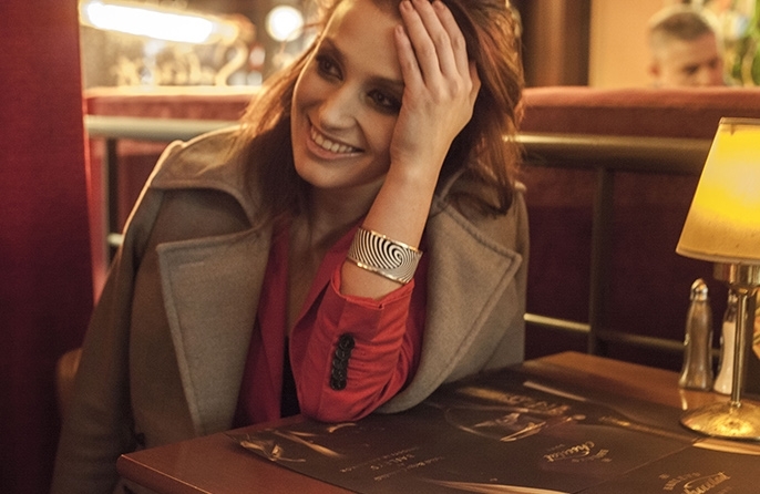 不用充電的智能手環  真的只是個擺設？ 用戶還可以將自己喜歡的圖片上傳至配套 App 上 Tago 圖庫中，然后再傳輸到手環上。Tago Arc 不僅能當配飾，感覺還可以當個顯示屏，把備忘錄轉換成照片格式，在手環上顯示時刻提醒自己，也是個不錯的選擇。 購買注意事項  有意向購買的用戶要注意一點，Tago Arc 智能手環的 Ap