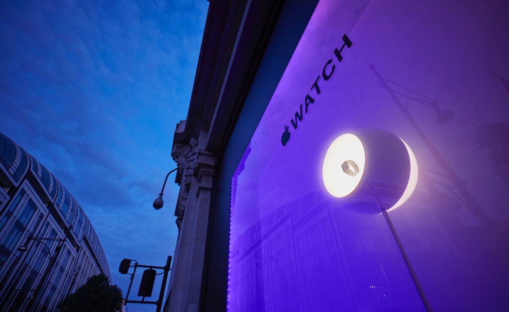 美到爆炸！蘋果Apple Watch巨幅玻璃廣告來了