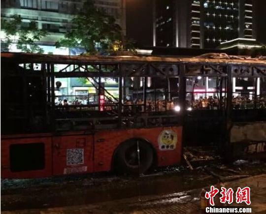 杭州鬧市區(qū)一輛混合動(dòng)力公交車起火 致9人受傷