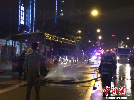 杭州鬧市區(qū)一輛混合動(dòng)力公交車起火 致9人受傷