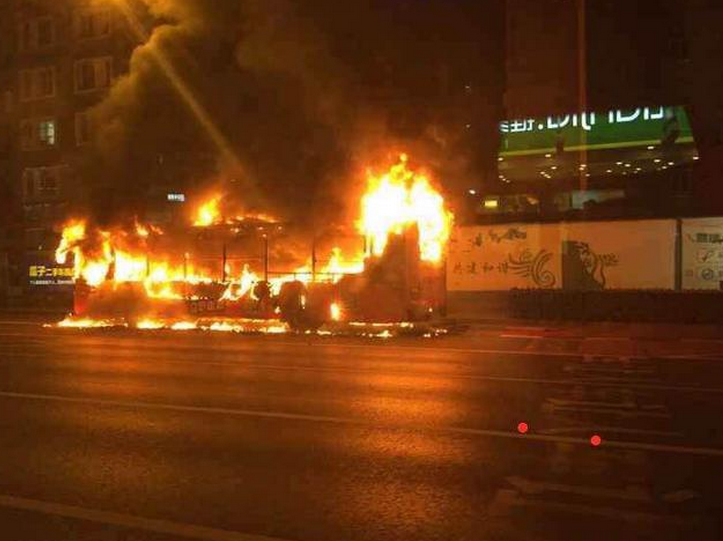 杭州鬧市區(qū)一輛混合動(dòng)力公交車起火 致9人受傷