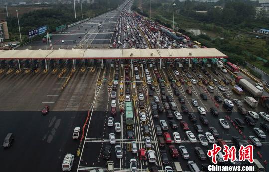車多擁擠 江蘇南京上空無人機巡航高速報路況 車多擁擠 江蘇南京上空無人機巡航高速報路況
