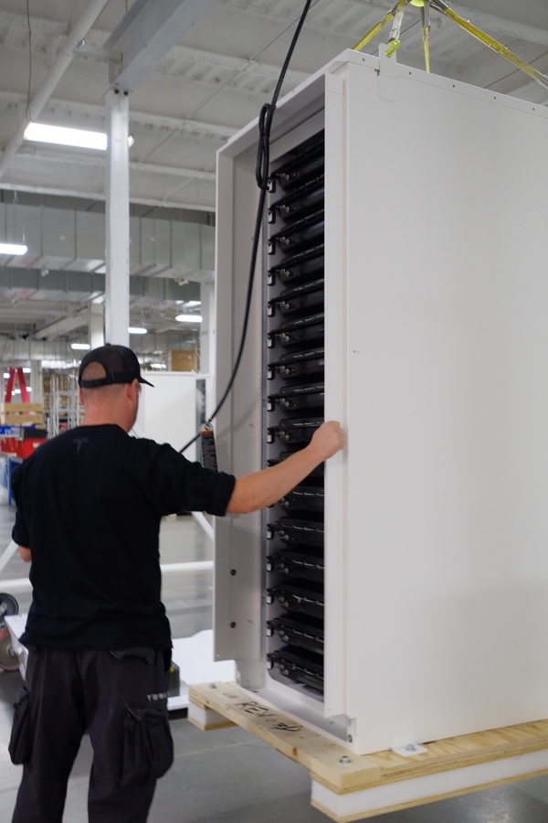 親歷特斯拉Gigafactory超級(jí)工廠開幕