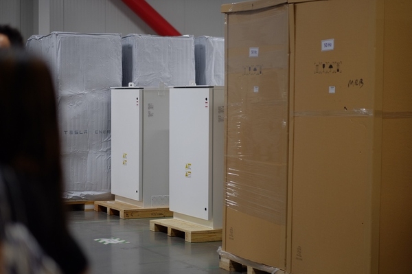 親歷特斯拉Gigafactory超級(jí)工廠開幕