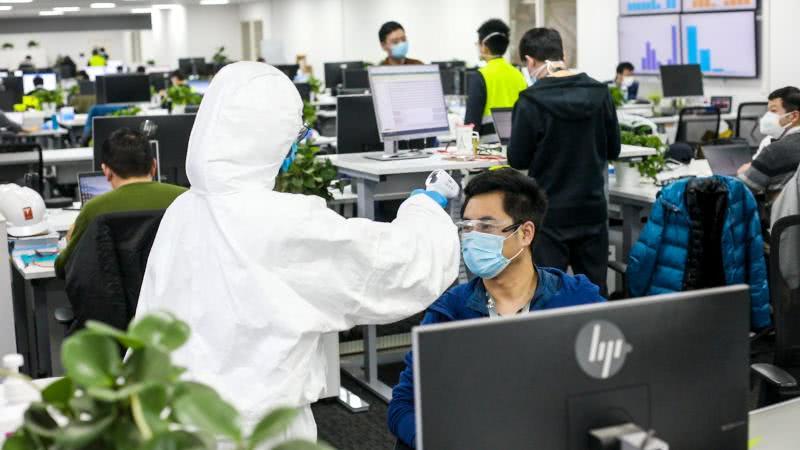 上海特斯拉超級工廠全面恢復生產 新車源源不斷拉出廠區