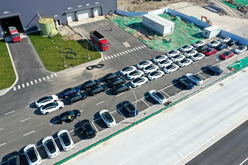 上海特斯拉超級工廠全面恢復生產 新車源源不斷拉出廠區