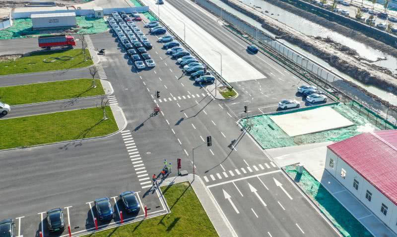 上海特斯拉超級工廠全面恢復生產 新車源源不斷拉出廠區