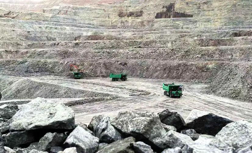 純電無人駕駛礦卡在金屬礦山作業 圖/易控智駕