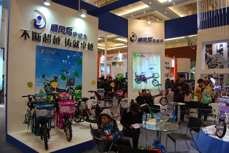 嫩模助力電動(dòng)車展 各品牌展開吸引眼球戰(zhàn)