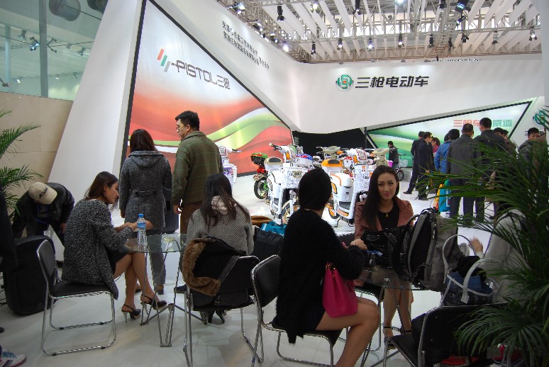 嫩模助力電動(dòng)車展 各品牌展開吸引眼球戰(zhàn)