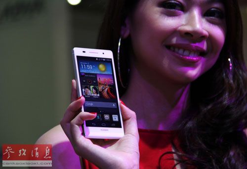 一名模特在新加坡亞洲通訊展上展示華為公司的新款智能手機Ascend P6。新華社記者陳濟朋攝