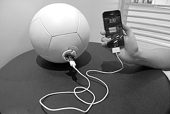 充電足球：可為手機(jī)充電 每個(gè)售價(jià)99美元
