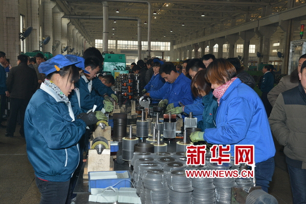 時風電動汽車車間生產線工人在忙碌