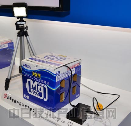 在展示會場進行了讓LED燈發光的現場演示