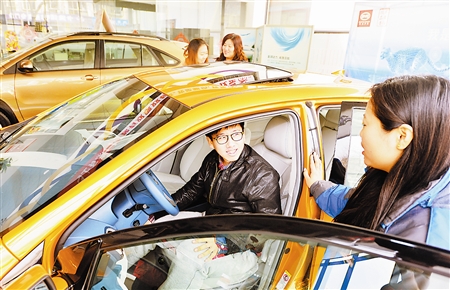 至2015年底，本市將推廣應用1.2萬輛新能源汽車，創新電池和整車融資租賃等商業模式，帶動新能源汽車產業加快發展，節能減排產生明顯實效。