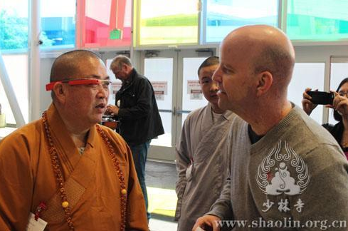 少林寺方丈訪問(wèn)美國(guó)蘋果、谷歌 體驗(yàn)智能眼鏡 