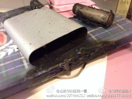 網友微博曝小米移動電源半夜自燃 滅火及時