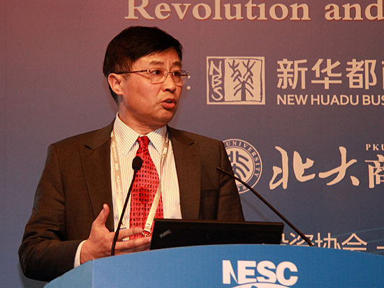 林伯強(qiáng)：以“量”化解電動(dòng)車(chē)雞和蛋的死循環(huán) 