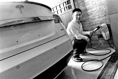 中國特斯拉首批擁有者汪東風：開上特斯拉被人追著拍