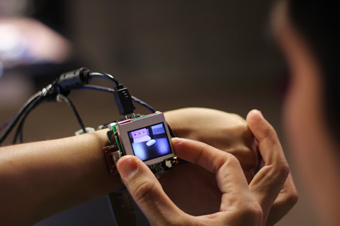 智能手表觸屏太小？讓屏幕轉起來就行了（圖）