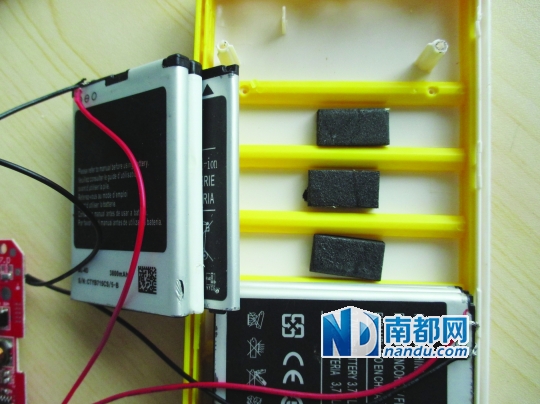 水泥板、石塊等“加重”手感。