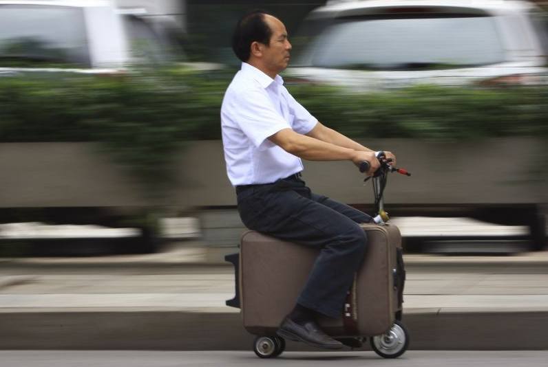 長沙農(nóng)民賀亮才鼓搗10余年發(fā)明載人電動(dòng)行李箱