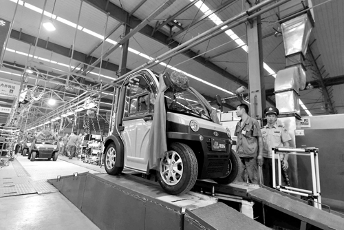 首批100臺(tái)鋰電池動(dòng)力大陽低速四輪車在河南下線