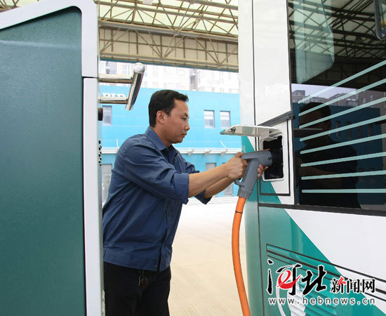 河北首座新能源車充電站為純電動(dòng)公交車試充電