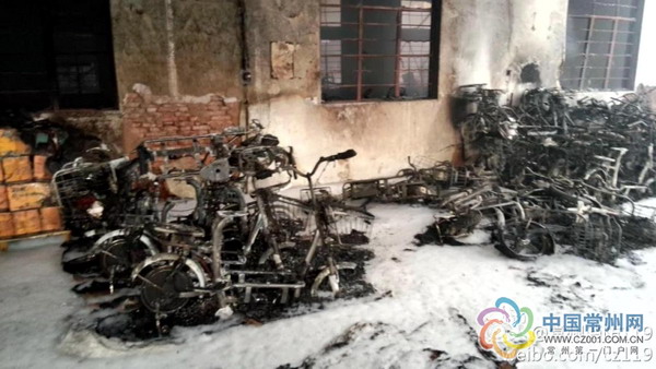 江蘇武進世紀鳥廠成“火海”大量電動車被燒毀