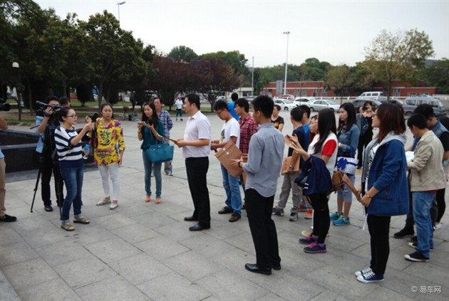 “秦”首批申號 百位車主齊聚許可中心