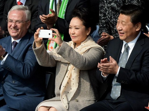 中國領導人攜國產手機出訪 李克強說小米已成大米